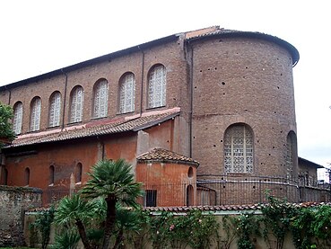 A antiga Basílica de Santa Sabina, Roma (c. 425), tem uma planta basilical típica terminada em uma abside semi-circular.