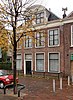 Bottemannehuis, pand met baksteenarchitectuur, lijstgevel onder omlopend schilddak, gesneden consoles en voordeur, brede schuifvensters in empire-trant.