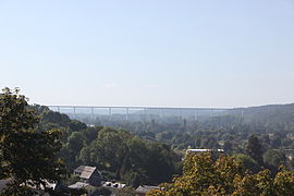 La vallée de la Risle à Brionne, avec en arrière-plan, le viaduc.