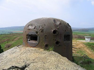 Campana GFM de l'ouvrage de La Ferté, amb les marques dels obusos disparats pels alemanys