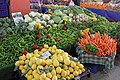 Dans le marché couvert municipal aux légumes et aux fruits