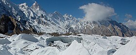 Le sommet double du Mandu Kangri, au centre de l'image, à droite du Masherbrum (7 821 m) au centre.