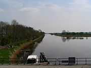 Gezicht vanaf de Friesche Sluis op de monding van de Munnekezijlsterried voor de sluis