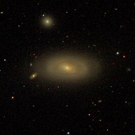 NGC 4309A (boven) en NGC 4309