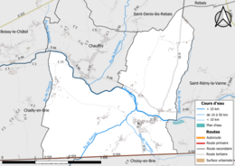 Carte en couleur présentant les réseaux hydrographique et routier de la commune