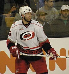 Photo de Erik Cole dans la tenue des Hurricanes de la Caroline.