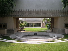 Vista sobre la piscina rodona, amb el pati central i la sala d'estar més enllà (2005)