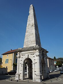 Isère, Vienne - Pyramide de la Spina du cirque 2.jpg