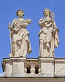 Les statues de l'agriculture et du commerce, réalisées par Philipp Perron, sur le pignon (architecture) de la façade sud du chateau.