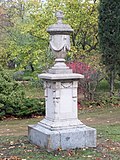 Trier-Denkmal hinter der ehem. Frauenklinik