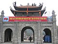 Östliches Tor des Đinh Bộ Lĩnh-Tempels (Đền Vua Đinh Tiên Hoàng) im historischen Hoa Lư