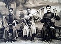 Mugamské trio, 1930 (zleva: zpěvák a hráč na daf Jabbar Garyagdioglu, hráč na tar Qurban Pirimov, hráč na kamanče Saša Oganezashvili)