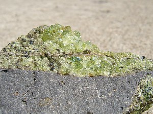 Cristales de peridoto en basalto