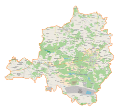 Mapa konturowa powiatu bełchatowskiego, blisko centrum na prawo u góry znajduje się punkt z opisem „Kolonia Łobudzice”