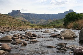 Die Tugelarivier met die Drakensberg-amfiteater in die agtergrond.