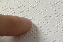 Braille, un sistema de escritura táctil.