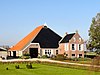 Kop-rompboerderij met onderkelderd voorhuis met zesruitsvensters