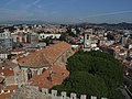 Vue sur Cannes et l'arrière-pays au nord depuis la tour du Suquet avec au premier plan l'église Notre-Dame-de-l'Espérance.