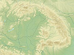 Mapa konturowa Karpat, blisko górnej krawiędzi nieco na lewo znajduje się czarny trójkącik z opisem „Skałka”