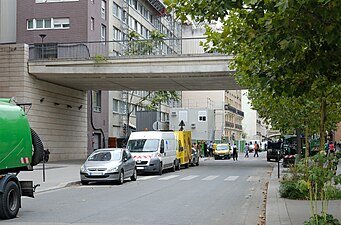 Franchissement de la rue par celle des Grands-Moulins (2017).