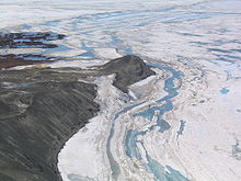 Photographie aérienne de Hut Point, une péninsule de terre s'avançant dans la banquise.