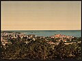 Vue du Suquet et de la baie de Cannes depuis les collines avec les îles de Lérins au large, photochrome, même époque.