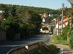 Pohled na Libušín z cesty od Kladna