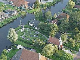 Broek vanuit de lucht, met middenlinks aan de Scheensloot de klokkenstoel van Broek-Noord