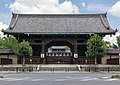 [参考] 東寺の南大門。東寺の南大門は、方広寺西門 (境内に組み込まれていた三十三間堂の西門も兼ねる)として造立されたものを、明治時代に東寺に移築したものである[50]。