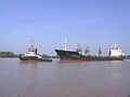 Slæbebåd assisterer en bulk carrier i Gironde.