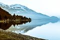 Reflectie van het gebergte in het Meer van Ohrid.