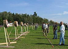 Wettbewerb im Messerwerfen, bei Passau 2005.