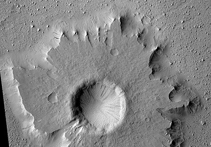 Crater piedestal în pătratul Amazonis, văzut de HiRISE de pe Mars Reconnaissance Orbiter