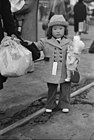 Un enfant se relocalisant dans la vallée d'Owens dans le cadre de l'internement des Américains d'origine japonaise, 1942