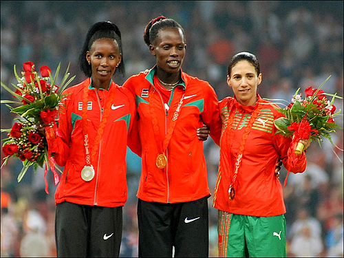 Janeth Jepkosgei keniarra (ezkerrean, zilarra), Pamela Jelimo keniarra (erdian, urrea) eta Hasna Benhasi marokoarra (eskuinean, brontzea) domina jasotzen, 2008.08.26, 800 m