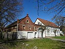 Gehöft, bestehend aus Torhaus, Oberlaubenstall, rechtem Stallgebäude, Scheune sowie Wohnhaus (Äußeres)