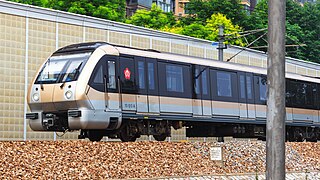 Treno della Linea 10 avvicinandosi alla stazione di Xiaohang.