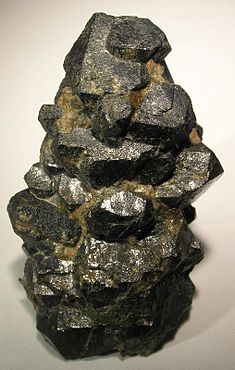 Uraninit, Chestnut Flats Mine, Spruce Pine, Severní Karolína, USA