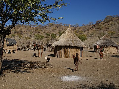 Vila himba uns 15 km al nord d'Opuwo, Namíbia.