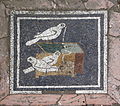 Mosaik af duer og et skrin med juveler. Fra Casa del Fauno (Faunens hus) i Pompeji. Originalen er på Nationalarkæologisk Museum i Napoli.