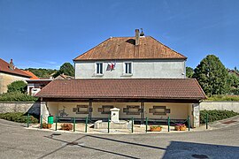 La fontaine-lavoir.