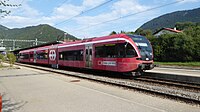 Zwei Minuten nach der Abfahrt des vorderen Zugteils verlässt der hintere Teil nach La Chaux-de-Fonds den Bahnhof Sonceboz-Sombeval.