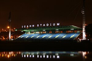 Das Icahn Stadium auf Randalls Island spiegelt sich im Wasser