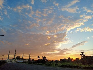 Pemandangan Masjid Agung Ar Raudhah dari jalan utama Rei II