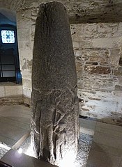 Plobannalec-Lesconil : Stèle de Kervadol, du second âge du Fer, avec des bas-reliefs de l’époque gallo-romaine représentant cinq divinités.