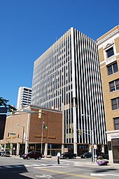 Photographie de l'immeuble abritant le bureau du maire et divers services municipaux dans le centre de South Bend.