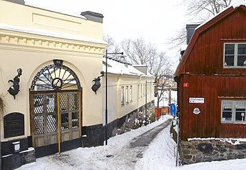 Duvogränd sedd från Ludvigsbergsgatan mot norr. Till vänster på bilden syns den eleganta entrén till Villa Ludvigsberg som uppfördes 1859–1860. Till höger ligger fastigheten Ludvigsberg 14 med trähusbebyggelse från 1750-talet.