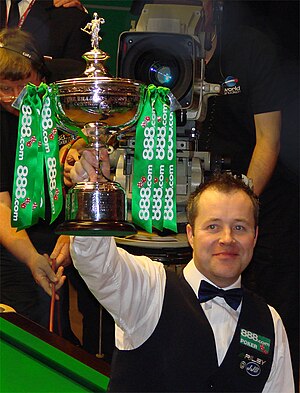 Scoțianul John Higgins, cu trofeul de campion.