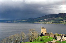 A Loch Ness; előtérben az Urquhart Castle romjai