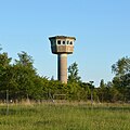 Markanter Wachturm in Stahlbeton-Bauweise mit Schießöffnungen